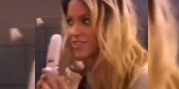 El sorpresivo video de Shakira viendo un celular con cámara