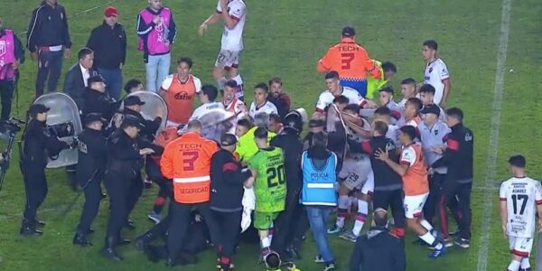 VIDEO. Jugadores y DT argentinos se agarraron con árbitro y la policía