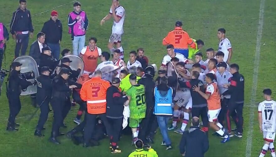 VIDEO. Jugadores y DT argentinos se agarraron con árbitro y la policía