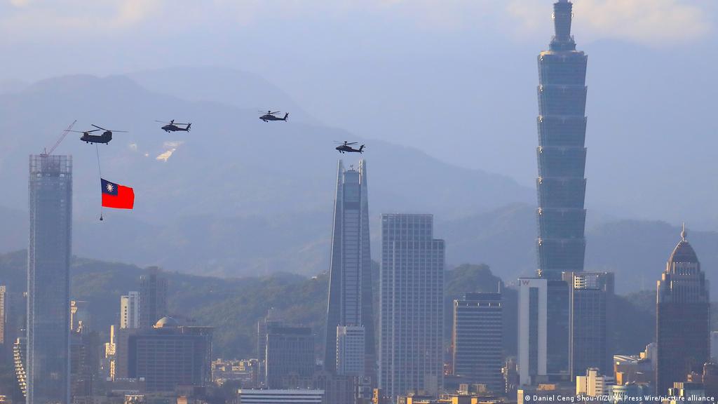 China considera Taiwán como parte de su territorio y desea la "reunificación" con la isla, democráticamente gobernada. Por la fuerza, si es necesario.