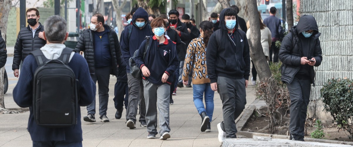 Por qué a los chilenos nos cuesta tanto sacarnos la mascarilla?