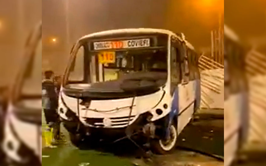 VIDEO. Chofer de micro cae en una cancha de fútbol en Antofagasta