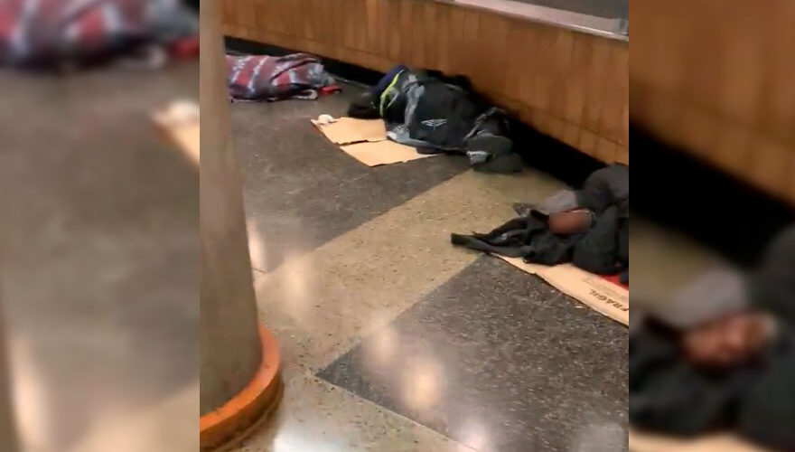 VIDEO. Usuario mostró a personas durmiendo en Metro Plaza de Armas