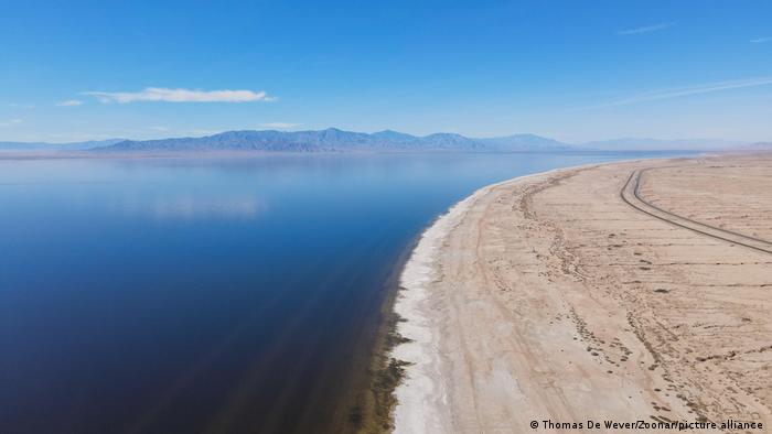 A medida que el lago Salton en California se va secando, aparecen las reservas de litio.