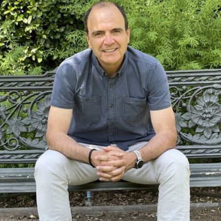 El ex constituyente dice que el acuerdo oficialista para reformar la propuesta de nueva Constitución, es una muestra de lo "errático" de quienes apoyan la opción del Apruebo en el Plebiscito de Salida.