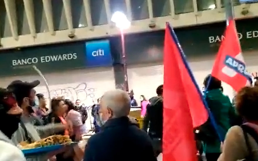 VIDEO. Comerciantes ambulante amedrentaron a personas del Apruebo