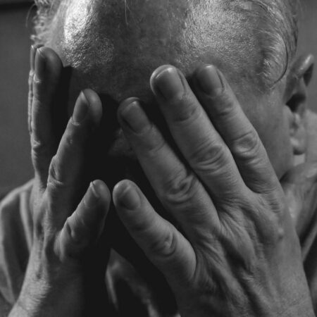 Un hombre se agarra la cabeza, mostrando angustia y que su salud mental, de cara al plebiscito, no es la mejor.