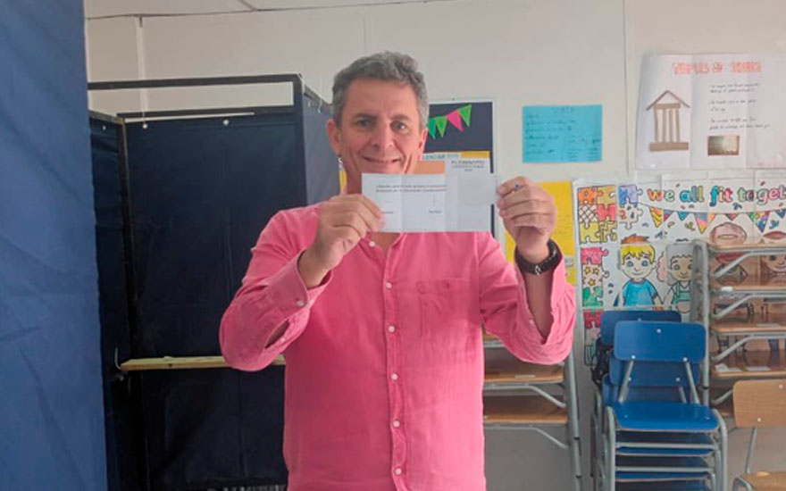 Gonzalo de la Carrera rompió la ley y subió foto mostrando su voto
