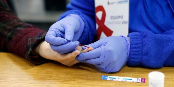 El estudio impulsado por investigadores de las facultades de Medicina y Ciencias Físicas y Matemáticas de la Universidad de Chile identificó que entre un 15 a 20% de 5 mil pacientes monitoreados abandonó los controles médicos y su adherencia a tratamientos contra el VIH.