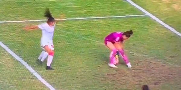 VIDEO. El insólito error de arquera de la Liga MX Femenil