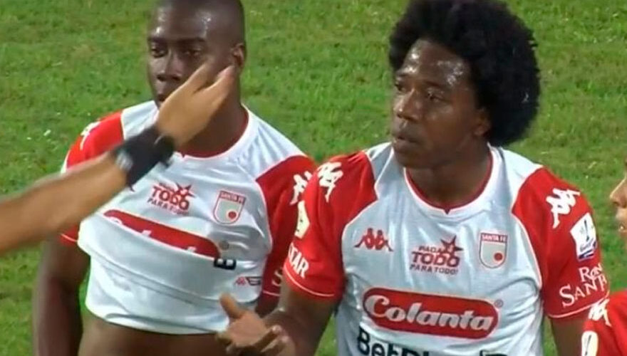 Jugador colombiano se bajó los shorts en pleno partido en TV