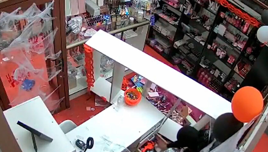 VIDEO. Registran brutal saqueo en galería comercial de Alameda