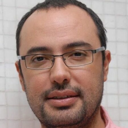 El académico de la U. de Talca dice que el Socialismo Democrático debería "desistir de su participación en el gobierno" si las diferencias con el FA se acentúan.