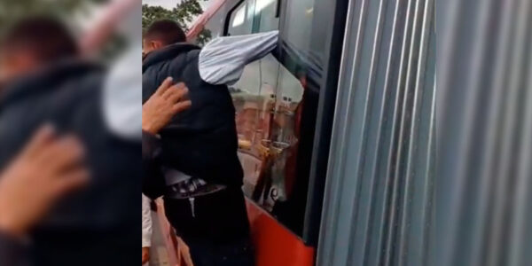 VIDEO. Ladrón que se quedó atrapado en micro acabó asaltado