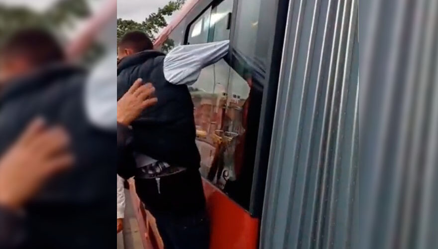 VIDEO. Ladrón que se quedó atrapado en micro acabó asaltado