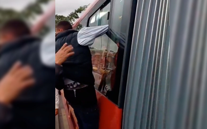 VIDEO. Ladrón que se quedó atrapado en micro acabó asaltado