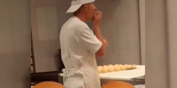 VIDEO. Panadero de Antofagasta fue pillado lamiendo sus panes