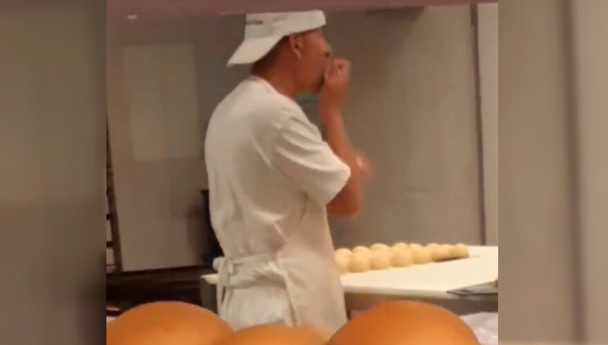 VIDEO. Panadero de Antofagasta fue pillado lamiendo sus panes