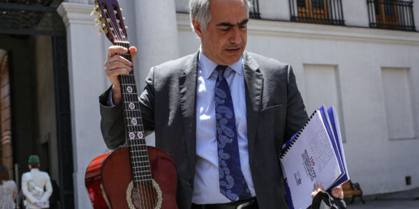 Francisco Chahuán defendió aventura con guitarra en La Moneda