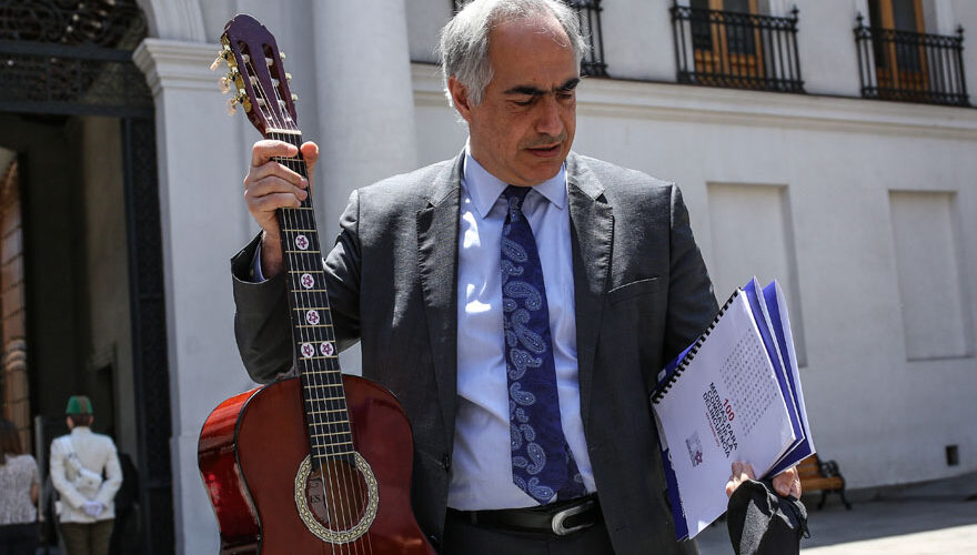 Francisco Chahuán defendió aventura con guitarra en La Moneda