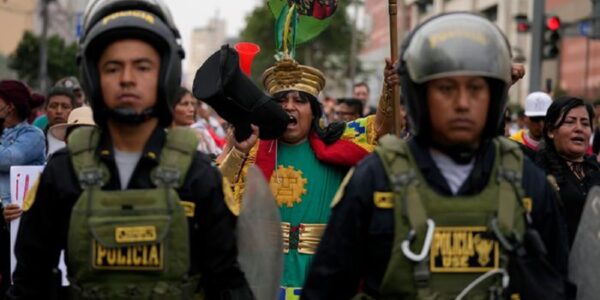 Presidenta de Perú llama a la calma tras protestas