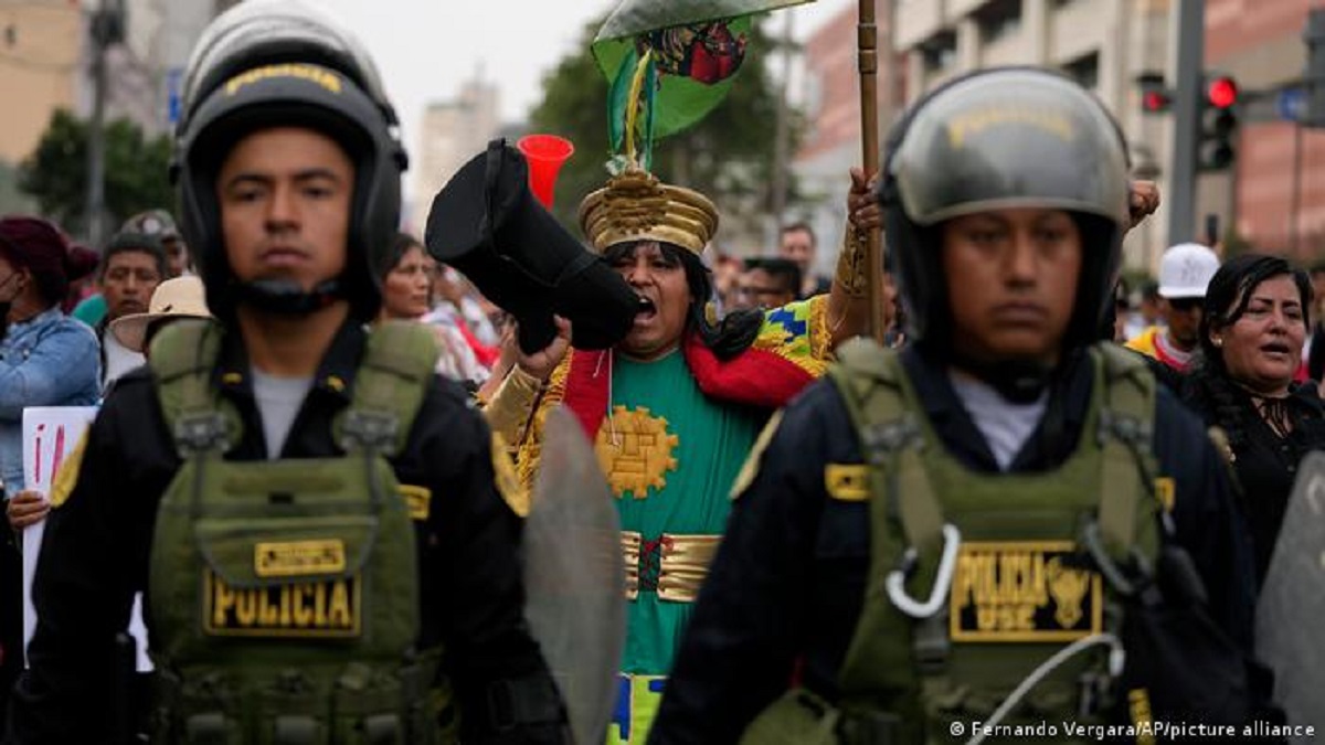 Presidenta de Perú llama a la calma tras protestas