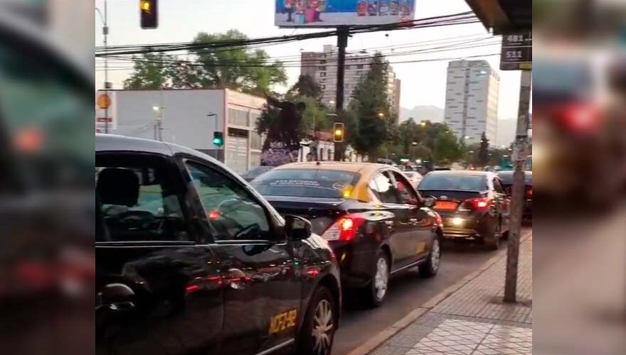VIDEO. Denuncian cómo taxis usan paraderos como terminales