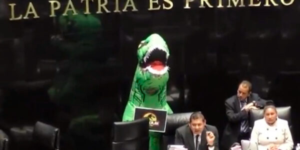 VIDEO. Senadora en México va de dinosaurio al Congreso