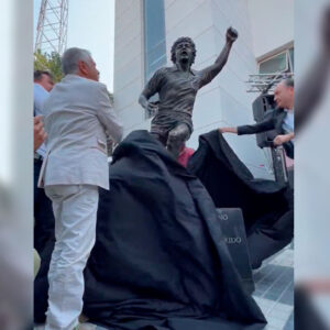 VIDEO. Así fue la inauguración de estatua para Carlos Caszely
