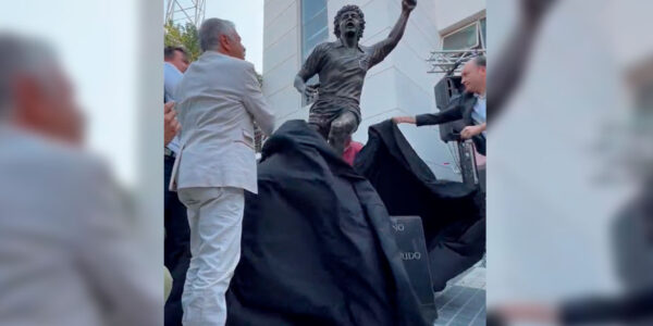 VIDEO. Así fue la inauguración de estatua para Carlos Caszely