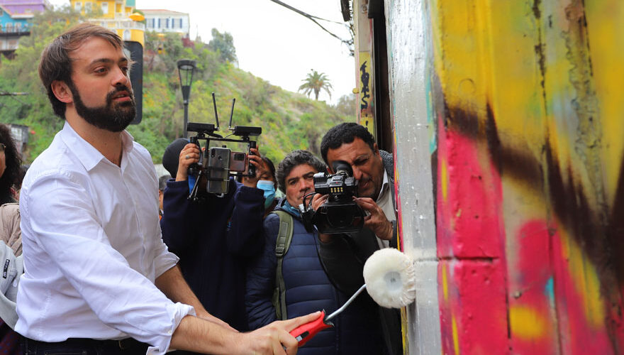 Expertos critican a Jorge Sharp por murales en Valparaíso