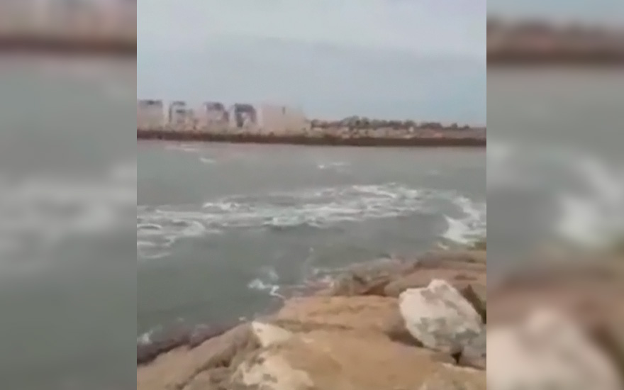 Registran impresionante remolino al borde de reconocida playa