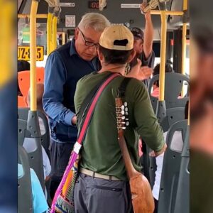 VIDEO. Chofer paró bus para que músico ambulante pagara
