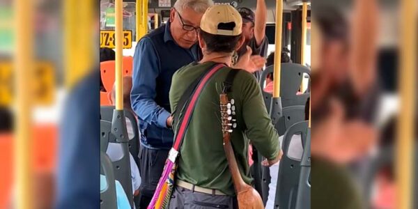 VIDEO. Chofer paró bus para que músico ambulante pagara