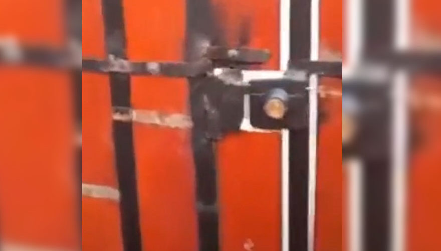 Denuncian insólito trabajo de un cerrajero en un portón