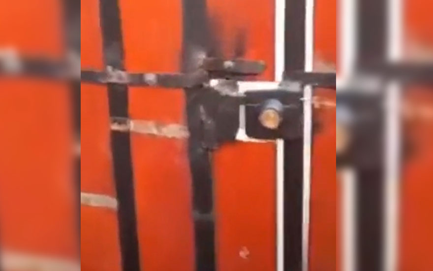 Denuncian insólito trabajo de un cerrajero en un portón