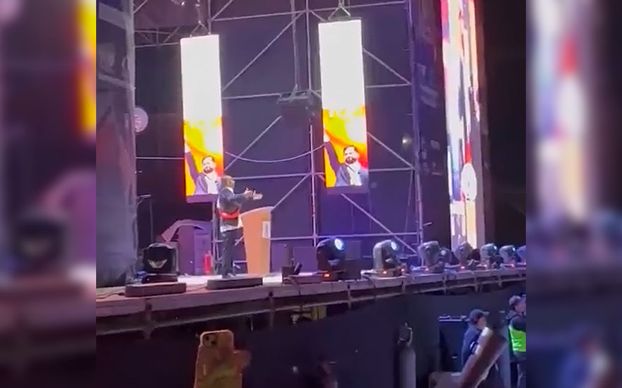 El momento en que le dieron pifias a Yerko Puchento en Puente