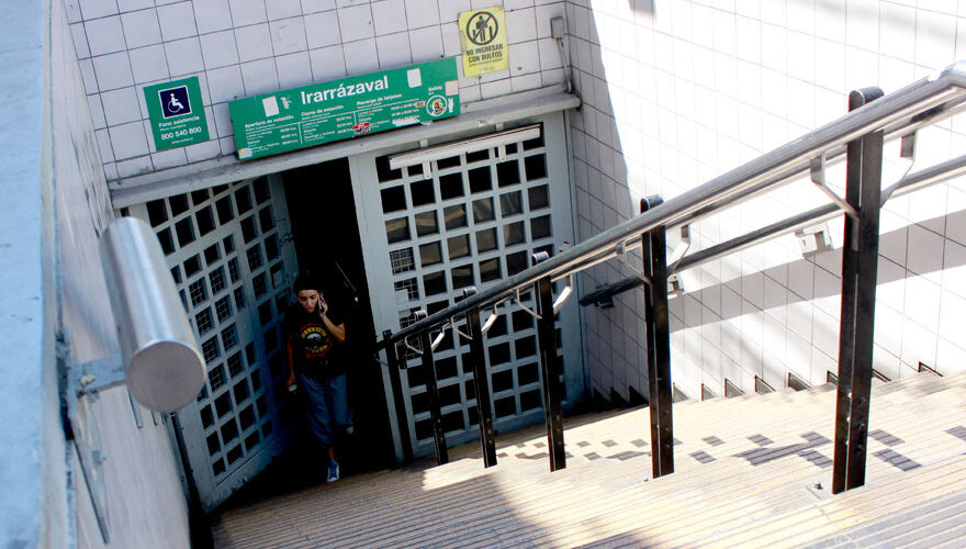 Metro denuncia a comerciantes por dañar ascensor en Irarrázaval