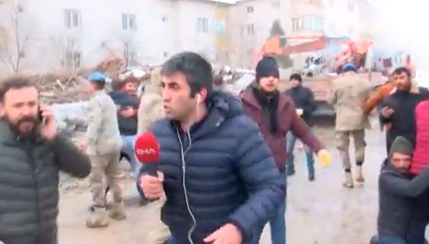 Reportero graba en vivo réplica tras terremoto en Turquía