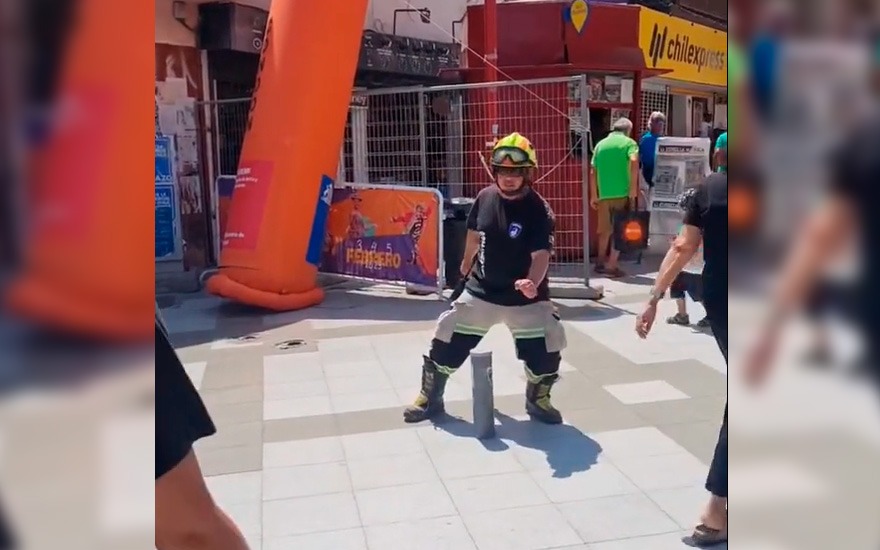 ¡Todo por donaciones! Bombero en Arica saca aplausos con baile