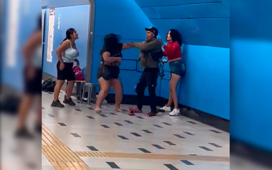 Dura pelea en Metro de Santiago entre comerciantes ambulantes