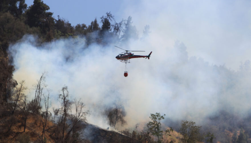 Controlan incendio forestal en ladera del cerro San Cristóbal