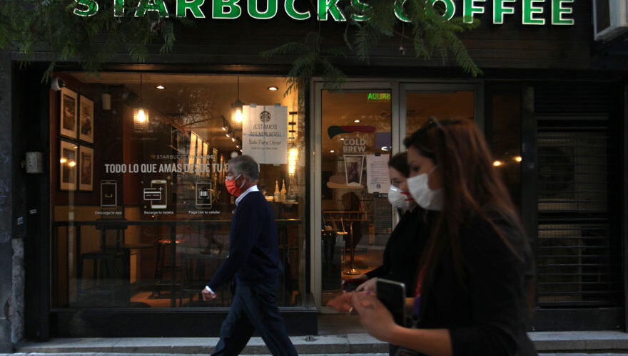 Joven cambia tres veces su café en Starbucks y se vuelve viral