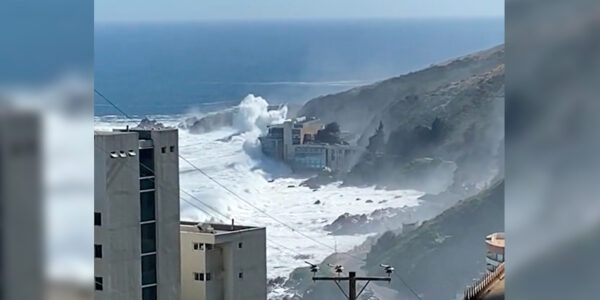 Hotel Punta Piqueros es viral por registro de cómo lo impactan olas