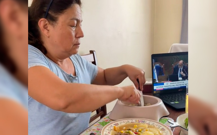 Mujer se gana el cariño de la gente por darle cazuela al perro