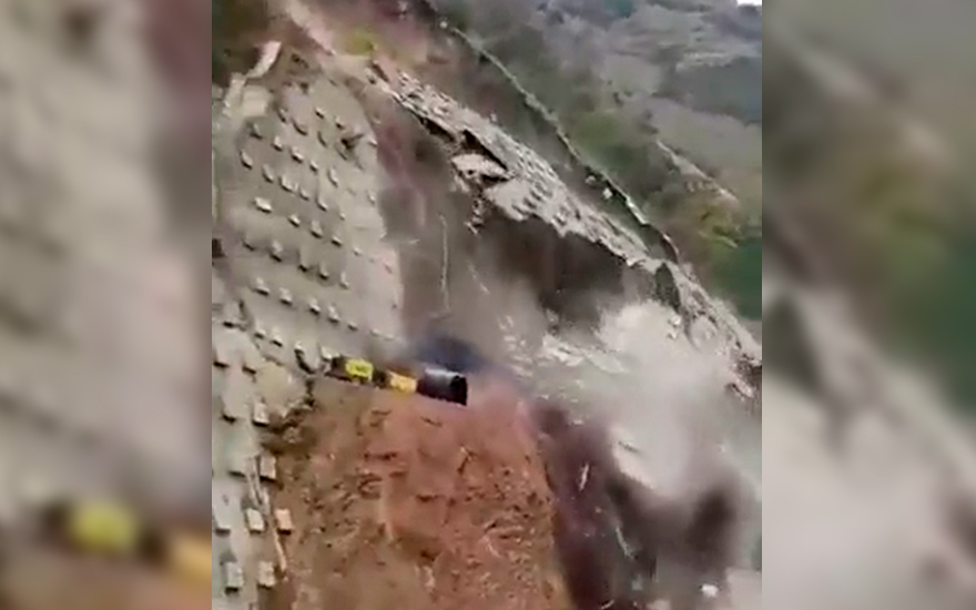 Graban impactante deslizamiento por proyecto vial casi listo