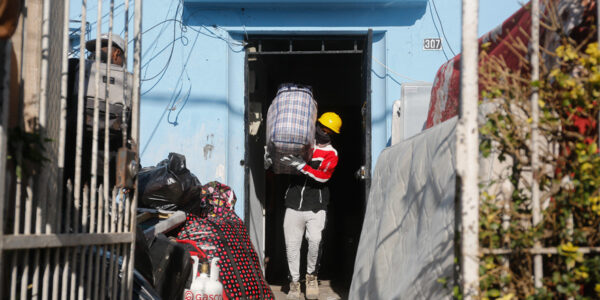Casa en Estación Central habitada por 70 migrantes fue desalojada