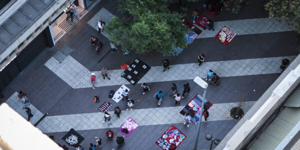 Peatones y comercio ambulante en la vereda. Paseo Ahumada. Foto: Sergio López.