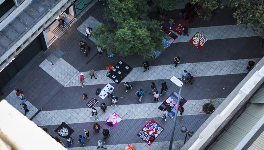 Peatones y comercio ambulante en la vereda. Paseo Ahumada. Foto: Sergio López.