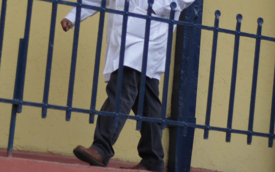 Profesor que agredió a alumno queda libre y sigue en colegio